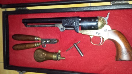 Vendo revolver avancarga Colt calibre 36 con turquesa y polvarera ... revolver con bonitos gravados  
Revolver 02
