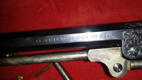 Vendo revolver avancarga Colt calibre 36 con turquesa y polvarera ... revolver con bonitos gravados  
Revolver 01