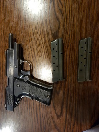 Hola compañeros,
Vendo esta magnífica pistola LLAMA XI-B de 9 mm parabelum con dos cargadores y su caja 01