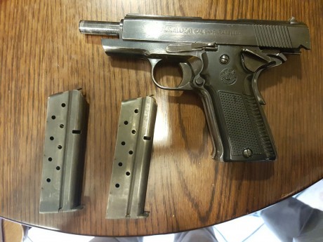 Hola compañeros,
Vendo esta magnífica pistola LLAMA XI-B de 9 mm parabelum con dos cargadores y su caja 11