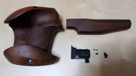 Hola, vendo cacha original de TOZ 35, valida para 35 y 35M, viene a ser una L-XL,+ madera inferior, + 02