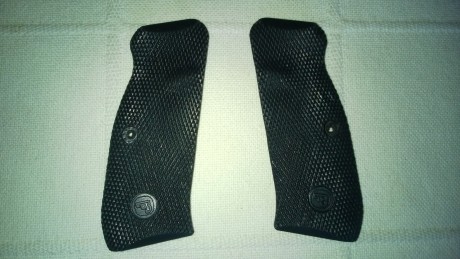 Buenos Dias,
Se vende Cachas Originales Neopreno a Estrenar CZ válidas para Modelos 75,85,SP-01 y Shadow.
Venían 00