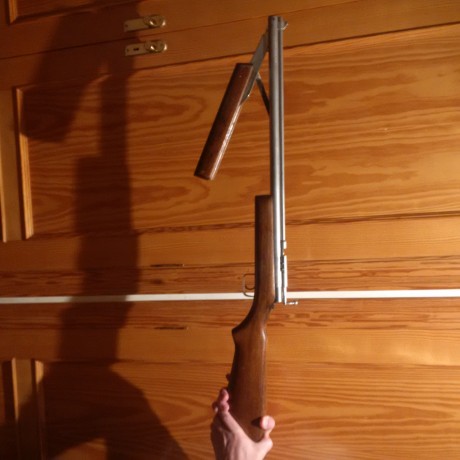 Buenas tardes,a un amigo  le ha aparecido esta carabina en el garaje después de estar varios años desaparecida.

Obviamente 00