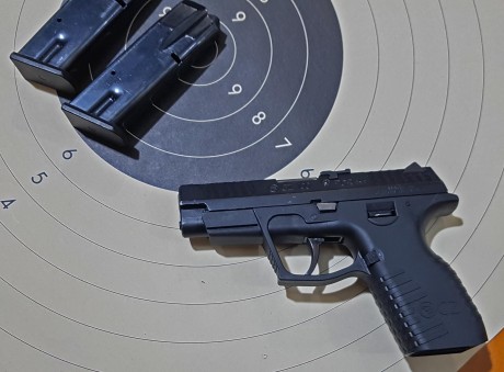 Un compañero del club me ha pedido que ponga a la venta su Cz 100 con 2 cargadores.
La pistola esta nueva 02
