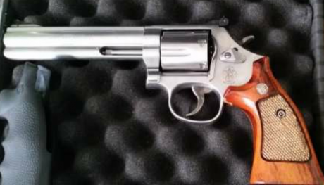 Hola, vendo revolver S&W  6" 357 mag muy buen estado y con pocos tiros ,  450 € + gastos 02