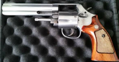 Hola, vendo revolver S&W  6" 357 mag muy buen estado y con pocos tiros ,  450 € + gastos 00