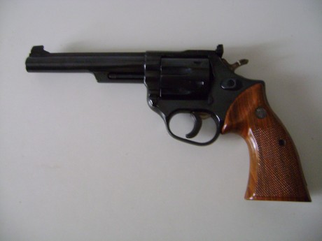 Vendo revólver Astra Mach, simple acción, calibre 38 SP, muy poco uso, excelente estado.
Precio: 150 euros. 02