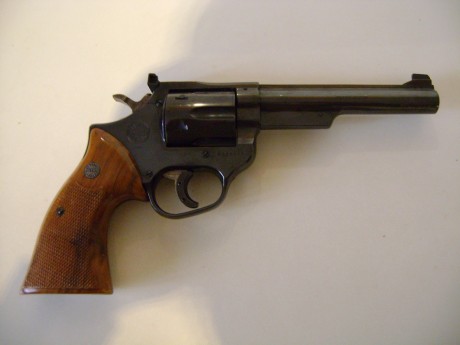 Vendo revólver Astra Mach, simple acción, calibre 38 SP, muy poco uso, excelente estado.
Precio: 150 euros. 01