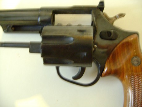 Vendo revólver Astra Mach, simple acción, calibre 38 SP, muy poco uso, excelente estado.
Precio: 150 euros. 00