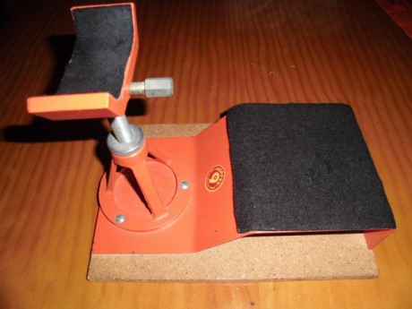 Banco para tiro con pistola Hoppes 9, muy poco uso, regulable, 50€ envío incluido, incluye una almohadilla 01