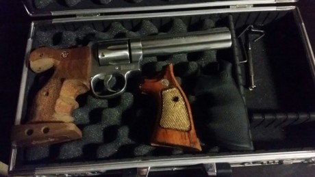 Hola, vendo revolver S&W  6" 357 mag muy buen estado y con pocos tiros ,  450 € + gastos 10