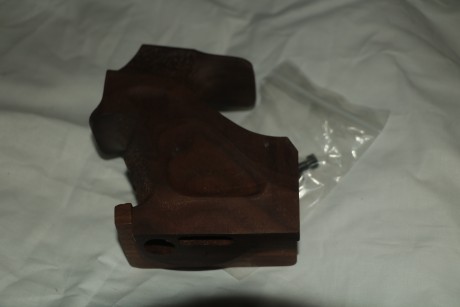 -Vendo completamente nueva, cacha talla L, para STEYR LP10 Y/O LP50.
La vendo porqué la he sustituido 01
