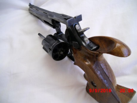 Cañon de 6" como espejo.Único dueño. Cacha anatomica mediana ,no tocada.  Guia "F" en Granada 00