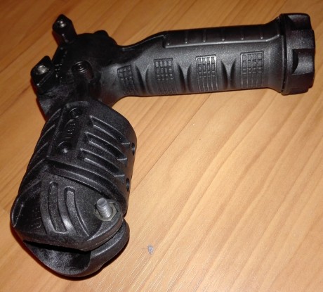 Pistolete delantero con montaje para linterna. CAA FGA modelo OFEK 2. Boton trasero con modo intermitente 02