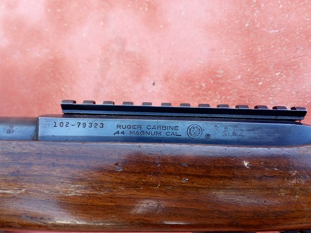Un compañero mia quiere vender este pequeño rifle (pequeño pero matón...jeje).

Se trata de un Ruger modelo 01