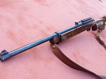 Un compañero mia quiere vender este pequeño rifle (pequeño pero matón...jeje).

Se trata de un Ruger modelo 00