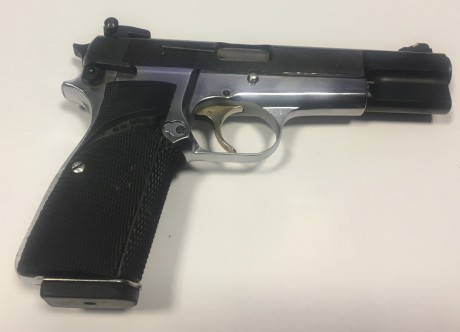 Buenas.

Un amigo me ha pedido que ponga a la venta 2 pistolas HP-35.
Una es la Bicolor con punto de mira 00