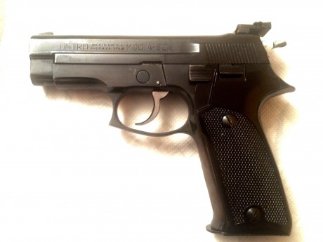 Vendo pistola Astra a80 9 mm parabellum, está bien y funciona perfectamente, la entrego con dos cargadores, 01