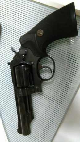 Se venden estos dos revólveres, Astra Cadix con cañón de 6 pulgadas y Llama Comanche II de 4", ambos 10