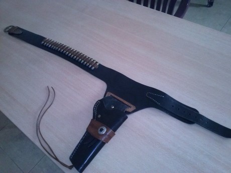 Vendo funda de cuero de cuero,el unico uso que ha tenido es de adorno,cuero grueso y de calidad,longitud 02