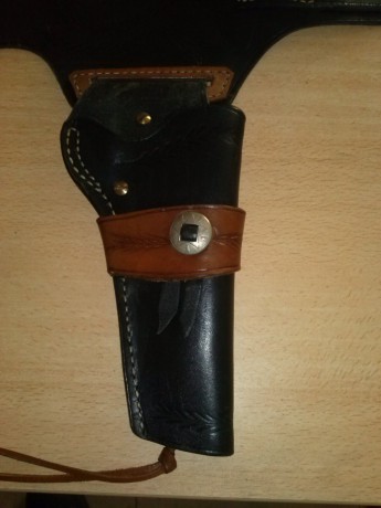 Vendo funda de cuero de cuero,el unico uso que ha tenido es de adorno,cuero grueso y de calidad,longitud 01