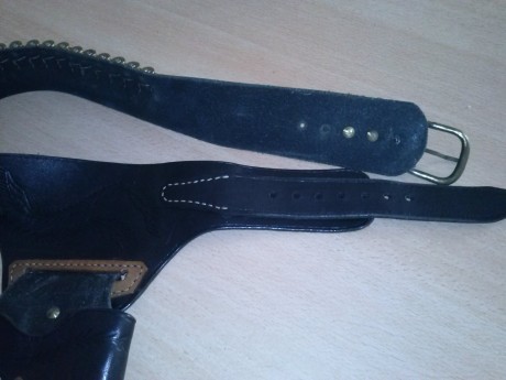 Vendo funda de cuero de cuero,el unico uso que ha tenido es de adorno,cuero grueso y de calidad,longitud 00