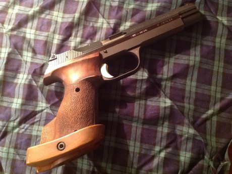 Vendo esta pistola muy especial y difícil de encontrar. 
Es una SIG P-240. calibre .38Spl WC. Lo mejor 02