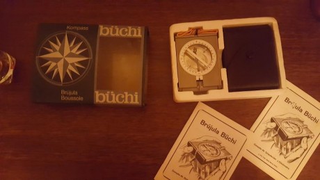 Brújula Suiza marca Büchi, sin estrenar en su caja original con el manual, funda de cuero y varios, dicha 02