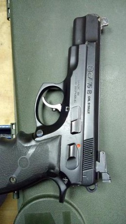 Hola a todos.

Pongo a la venta una CZ75b con kit Kadett del 22 lr.

Compré este arma aquí en el foro, 00