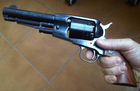 Me encomienda un compañero de mi club el vender esta arma.

El arma esta practicamente nueva,puesto que 42