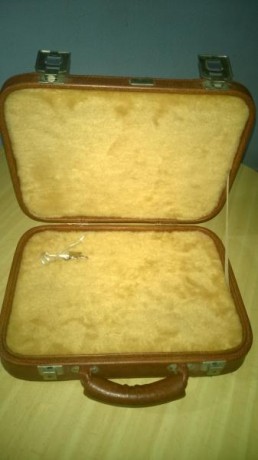   

Continuo vaciando ahora van maletines y estuches.
Este es en similpiel, esta sin usar y en perfecto 00