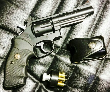 Se vende revólver Llama Martial, de cuatro pulgadas, calibre 38 spl, impecable, poquísimo uso.
Tiene dos 00