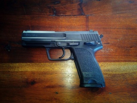 Vendo HK USP Standard 9mm.
En buen estado y con poco uso. 
Con 2 cargadores (capacidad 15 cartuchos).
Con 02