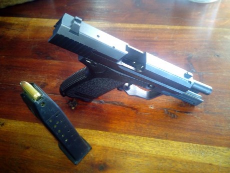 Vendo HK USP Standard 9mm.
En buen estado y con poco uso. 
Con 2 cargadores (capacidad 15 cartuchos).
Con 00
