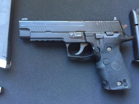 Buenos días. A ver si me podéis echar una mano.

He comprado una Sig Sauer de segunda mano, en concreto 01