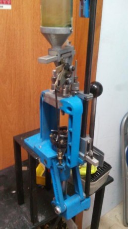 Buenas tardes a tod@s:
Pongo a la venta una de mis Dillon 550B, la cual trae aparte del avisador de pistones 00