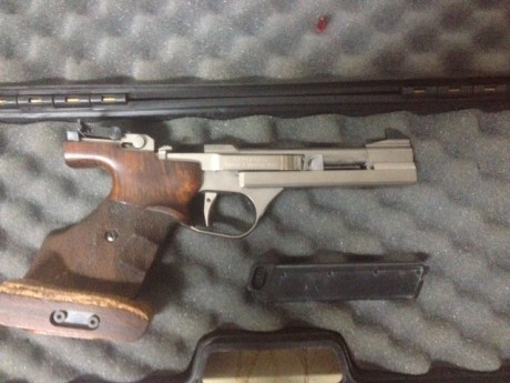 se vende pistola feinwerkbau AW93, para repuesto porque tiene una fisura en la corredera, aunque se reparo 02