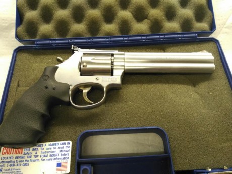 Revolver Smith & Wesson de acero inoxidable con cañon de 6". Calibre 38/357 Mag. Cachas de neopreno. 02