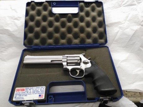 Revolver Smith & Wesson de acero inoxidable con cañon de 6". Calibre 38/357 Mag. Cachas de neopreno. 01