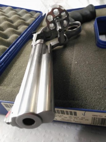 Revolver Smith & Wesson de acero inoxidable con cañon de 6". Calibre 38/357 Mag. Cachas de neopreno. 00