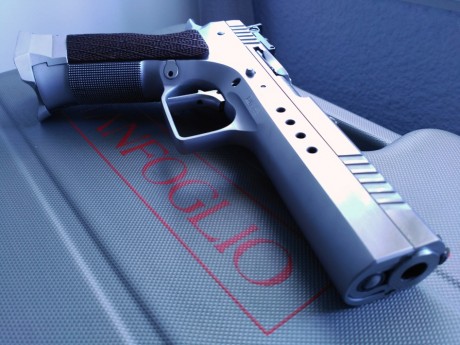 Vendo pistola Tanfoglio Limited Cunstom, 9 Pb. Va con su maletín original, cuaderno de características 00