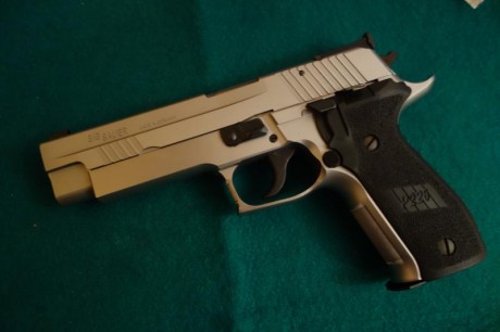 Vendo Sig Sauer P226 x-five allround del calibre 40SW con cañón adicional del 9mmP. Cinco pulgadas. Está 12