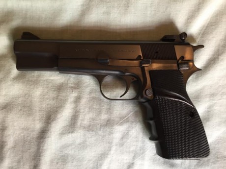 Vendo Browning GP-35, con un cargador de 13 y dos de 17. Cachas de madera originales, cachas ergonómicas 30