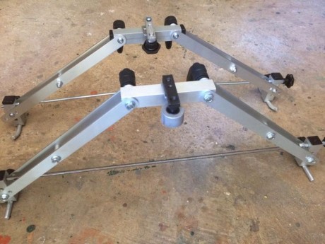 Un buen amigo del club, me pide que ponga a la venta su bipode artesanal.

Se trata de un bipode de aluminio 02