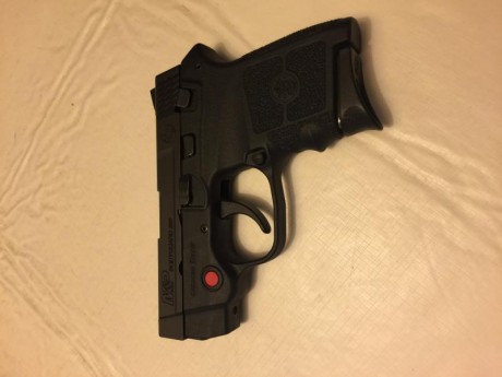 Se vende pistola Smith & Wesson Bodyguard .380 (9 corto) con laser Crimson Trace, en perfecto estado.
Comprada 02