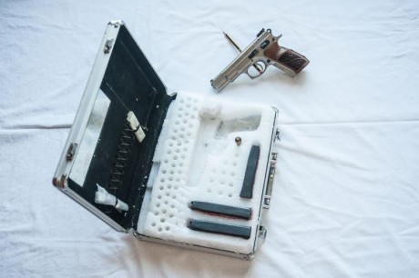 vendo pistola CZ 75 B cromado, cal. 9mm para, 3 cargadores todo en caja de aluminio; buen estado, poco 01