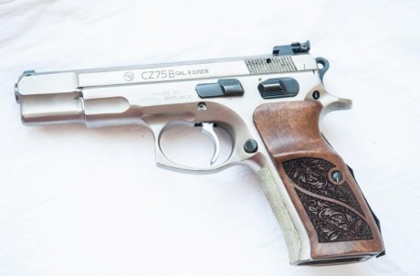 vendo pistola CZ 75 B cromado, cal. 9mm para, 3 cargadores todo en caja de aluminio; buen estado, poco 00