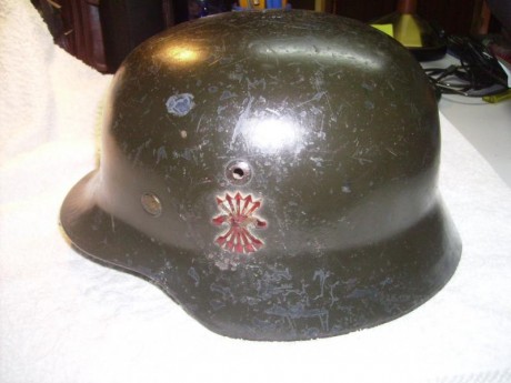 Se vende casco de la guerra civil con el distintivo de Falange. Precio 60 euros regalo bandera de la misma 01