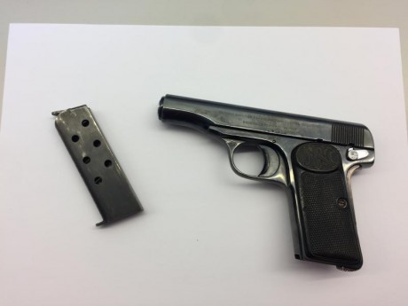 Vendo FN Browning 1910 en  calibre 9 corto (.380ACP)
El arma está guiado en F.
Está situada en Zaragoza
Arma 01