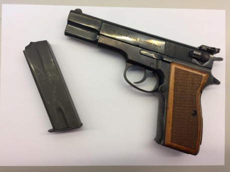 Vendo pistola Máuser modelo 90 en 9mm. parabellum.
Está guiada en F.
Situada en Zaragoza.
Alzas regulables 02